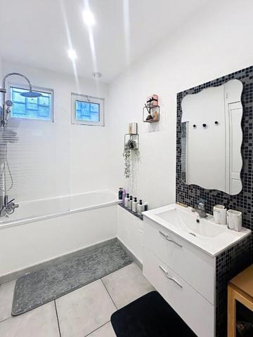 Maison de plain pied , avec appartement proche commerces  - 224 m² au sol