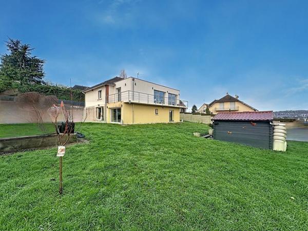 Maison de plain pied , avec appartement proche commerces  - 224 m² au sol