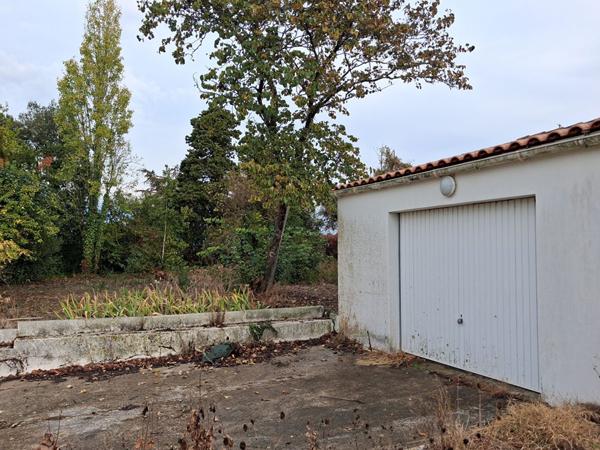 ECHILLAIS - Terrain à bâtir viabilisé avec un garage de 43 M² .