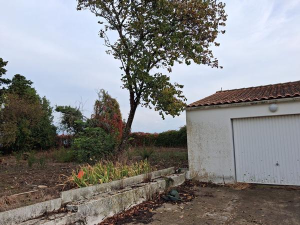 ECHILLAIS - Terrain à bâtir viabilisé avec un garage de 43 M² .