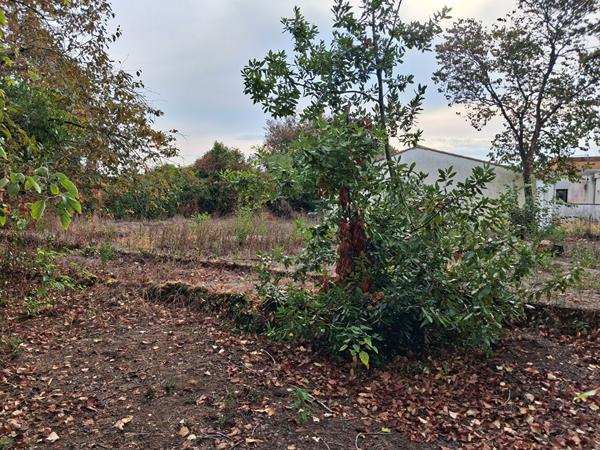 ECHILLAIS - Terrain à bâtir viabilisé avec un garage de 43 M² .
