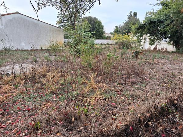ECHILLAIS - Terrain à bâtir viabilisé avec un garage de 43 M² .