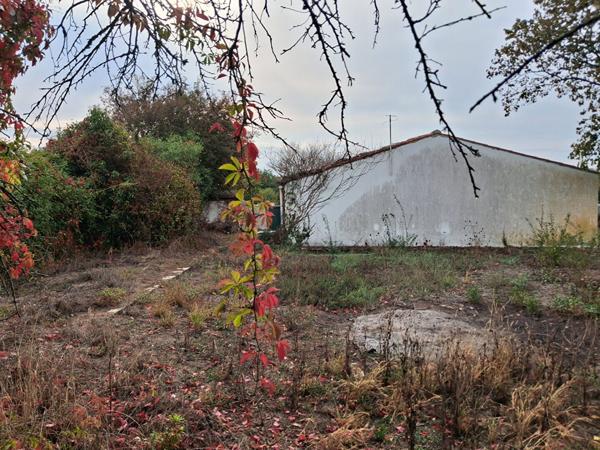 ECHILLAIS - Terrain à bâtir viabilisé avec un garage de 43 M² .