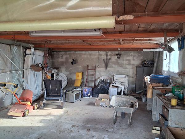 ECHILLAIS - Terrain à bâtir viabilisé avec un garage de 43 M² .