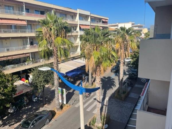 CAVALAIRE, Grand T2 48 m²+ Terrasse 10M2, 3e étage lumineux, ascenseur 240 000 Euros