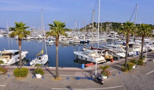 CAVALAIRE, Grand T2 48 m²+ Terrasse 10M2, 3e étage lumineux, ascenseur 240 000 Euros