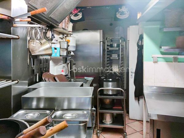 Local commercial de 30 m² idéalement situé, au cœur d’une zone très fréquentée, dynamique et d’une pépinière de bureaux, bénéficiant d’un flux régulier de clientèle.
Bon chiffre d'affaires à developper.
📍 Emplacement stratégique à proximité immédiate du métro et des lignes de bus.
L’établissement propose actuellement une cuisine d’inspiration asiatique, avec une offre variée comprenant notamment sushis, plats asiatiques, poké, smoothies et Bubble tea, très appréciée par une clientèle de bureaux et de quartier.
Le local est entièrement équipé et dispose d’une extraction, permettant la poursuite de l’activité actuelle ou le développement d’un autre concept de restauration.
✔ Surface : 30 m²
✔ Terrasse extérieure de 12 places
✔ Aménagement optimisé pour un service rapide et efficace (idéal vente à emporter)
✔ Fort potentiel de développement
💰 Loyer mensuel : 1 579 €
📄 Bail commercial 3/6/9 en cours
Une excellente opportunité pour un entrepreneur souhaitant exploiter rapidement une activité rentable et développer un concept de restauration dans un secteur porteur.