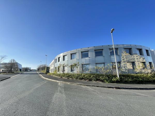 BUREAUX DE 554M² A VENDRE PROCHE DES COMMERCES ET VISIBLES DEPUIS LA ROCADE