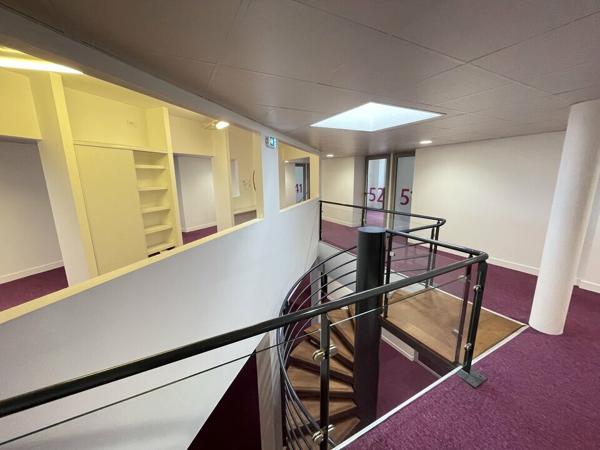 BUREAUX DE 554M² A VENDRE PROCHE DES COMMERCES ET VISIBLES DEPUIS LA ROCADE