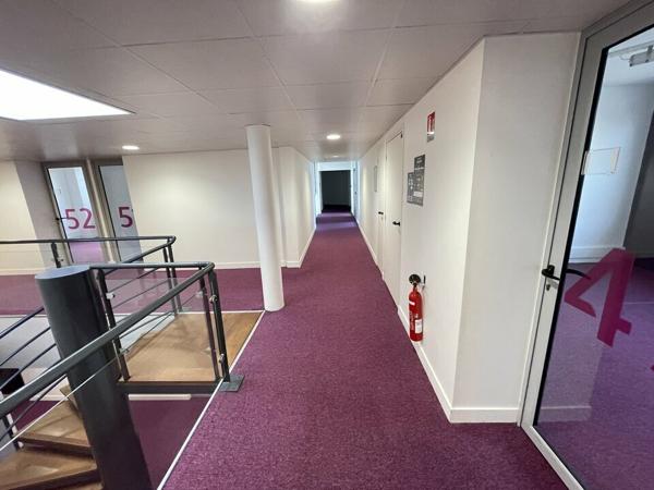 BUREAUX DE 554M² A VENDRE PROCHE DES COMMERCES ET VISIBLES DEPUIS LA ROCADE