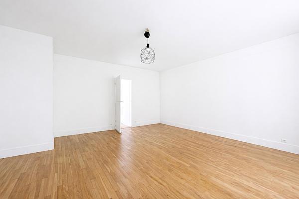 PARIS 17 – T1/T2, CALME SUR JARDIN. PROFESSIONS LIBÉRALES AUTORISÉES.