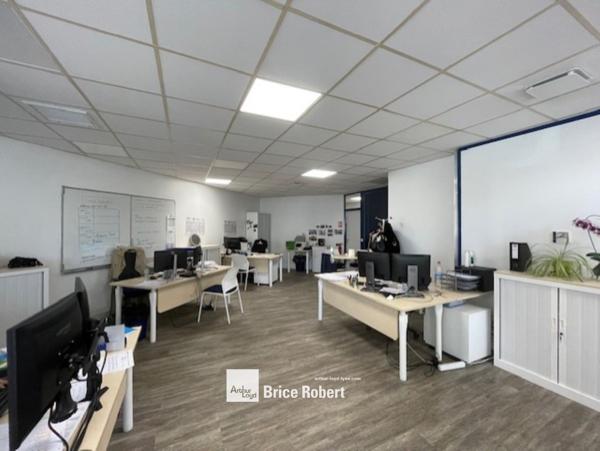 Bureau à louer en rez-de-chaussée à Villeurbanne avec accès indépendant lumineux