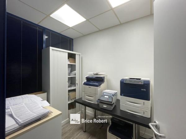 Bureau à louer en rez-de-chaussée à Villeurbanne avec accès indépendant lumineux
