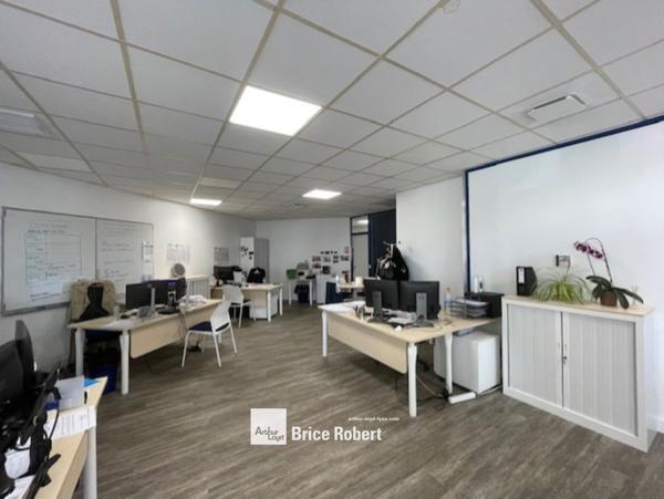 Bureau à louer en rez-de-chaussée à Villeurbanne avec accès indépendant lumineux