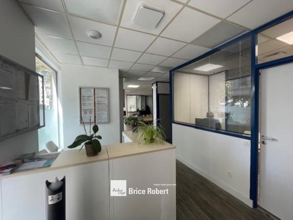 Bureau à louer en rez-de-chaussée à Villeurbanne avec accès indépendant lumineux