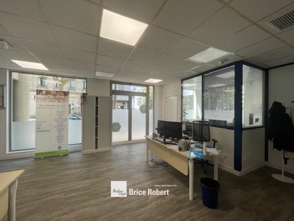 Bureau à louer en rez-de-chaussée à Villeurbanne avec accès indépendant lumineux