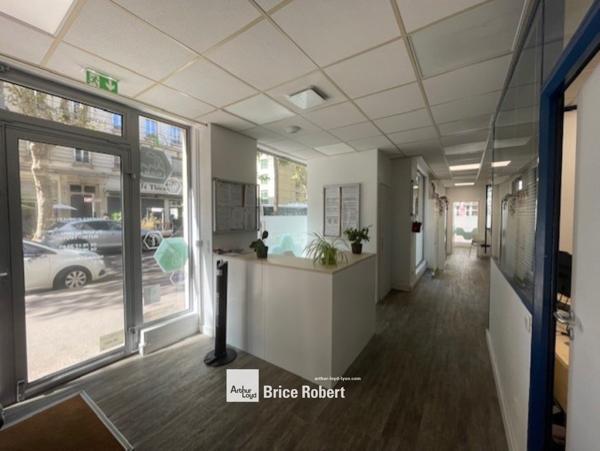 Bureau à louer en rez-de-chaussée à Villeurbanne avec accès indépendant lumineux