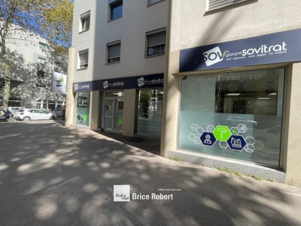 Bureau à louer en rez-de-chaussée à Villeurbanne avec accès indépendant lumineux