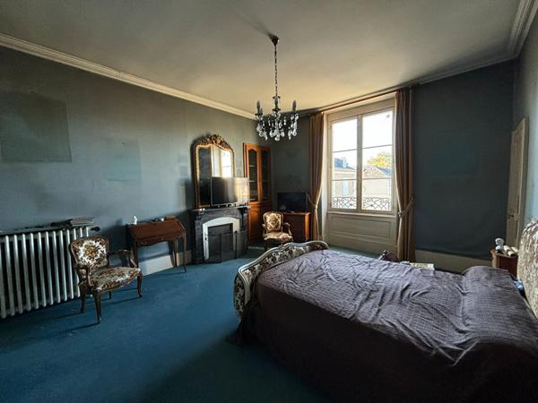 Centre ville de LA FLECHE, Magnifique Maison de Maître située au Coeur de la Ville à remettre au goût du jour.