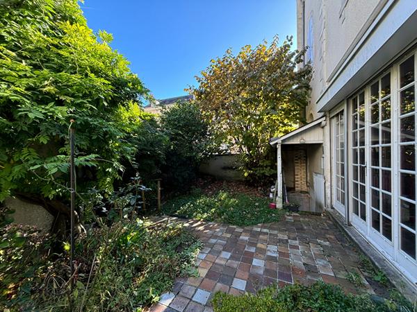 Centre ville de LA FLECHE, Magnifique Maison de Maître située au Coeur de la Ville à remettre au goût du jour.