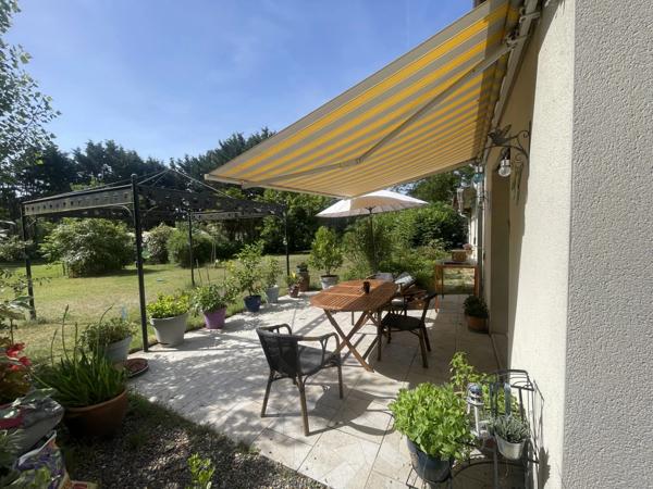 MAISON DE PLEIN PIED d'environ 80m2 COMPOSEE DE 2 CHAMBRES A 10MN SAUMUR AVEC TERRAIN ARBORE CLOS ET DEPENDANCE