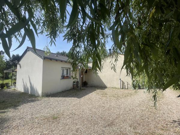 MAISON DE PLEIN PIED d'environ 80m2 COMPOSEE DE 2 CHAMBRES A 10MN SAUMUR AVEC TERRAIN ARBORE CLOS ET DEPENDANCE