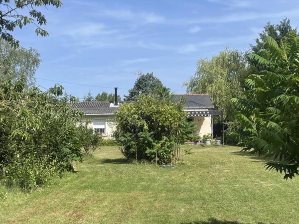 MAISON DE PLEIN PIED d'environ 80m2 COMPOSEE DE 2 CHAMBRES A 10MN SAUMUR AVEC TERRAIN ARBORE CLOS ET DEPENDANCE