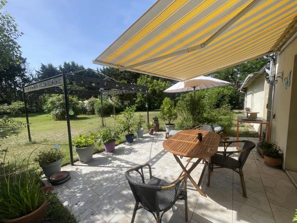 MAISON DE PLEIN PIED d'environ 80m2 COMPOSEE DE 2 CHAMBRES A 10MN SAUMUR AVEC TERRAIN ARBORE CLOS ET DEPENDANCE