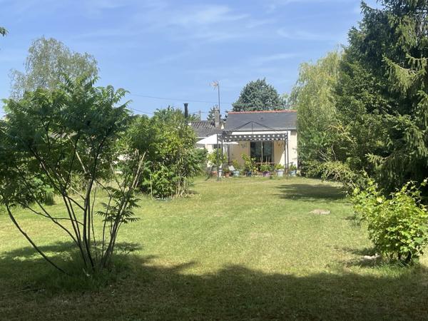 MAISON DE PLEIN PIED d'environ 80m2 COMPOSEE DE 2 CHAMBRES A 10MN SAUMUR AVEC TERRAIN ARBORE CLOS ET DEPENDANCE