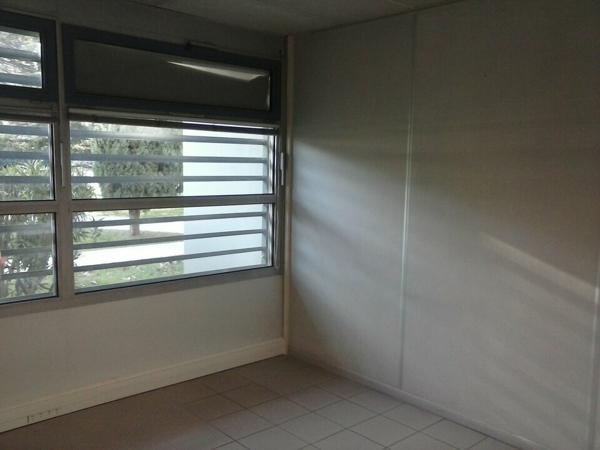 Bureaux à louer à Avignon avec parking et services sur axe principal