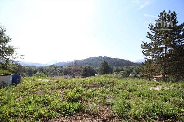 A vendre rare terrain constructible de 3011m² (un des derniers). Vue panoramique magnifique.