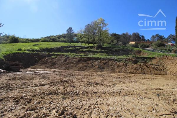A vendre rare terrain constructible de 3011m² (un des derniers). Vue panoramique magnifique.