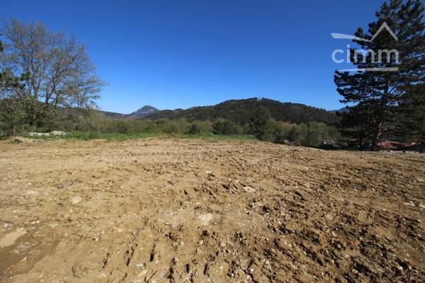 A vendre rare terrain constructible de 3011m² (un des derniers). Vue panoramique magnifique.