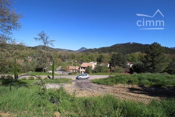 A vendre rare terrain constructible de 3011m² (un des derniers). Vue panoramique magnifique.