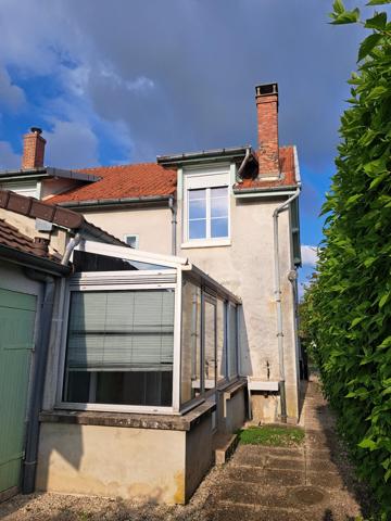Petite maison de ancienne de village à rafraîchir