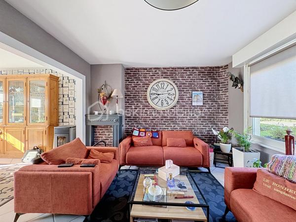 Découvrez cette agréable maison semi-mitoyenne située dans un secteur recherché de Tourcoing, offrant de beaux volumes et un fort potentiel pour toute la famille.

Dès l’entrée, vous serez séduit par sa luminosité et ses espaces de vie confortables. La maison dispose d’une cuisine entièrement équipée, ouverte sur un espace convivial, ainsi que d’un poêle à pellets apportant chaleur et économies d’énergie au quotidien.

Côté nuit, vous bénéficierez de 4 belles chambres ainsi que d’un espace supplémentaire dans les combles, idéal pour un bureau, une salle de jeux, une chambre d’appoint ou un espace de rangement.

À l’extérieur, profitez d’un jardin agréable pour les beaux jours ainsi que d’un garage offrant praticité et sécurité.

Atout rare : la maison est entièrement excavée, offrant un vaste sous-sol sain et de nombreuses possibilités de stockage, d’atelier ou d’aménagement.

Les points forts :

Maison semi-mitoyenne lumineuse
4 chambres
Espace dans les combles
Cuisine équipée
Poêle à pellets
Jardin
Garage
Sous-sol entièrement excavé
Beaux volumes et fort potentiel

Une maison idéale pour une famille à la recherche d’espace, de confort et de praticité à proximité des commodités.