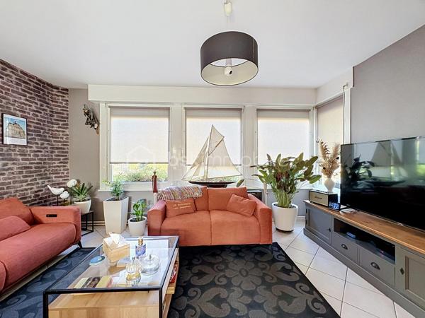 Découvrez cette agréable maison semi-mitoyenne située dans un secteur recherché de Tourcoing, offrant de beaux volumes et un fort potentiel pour toute la famille.

Dès l’entrée, vous serez séduit par sa luminosité et ses espaces de vie confortables. La maison dispose d’une cuisine entièrement équipée, ouverte sur un espace convivial, ainsi que d’un poêle à pellets apportant chaleur et économies d’énergie au quotidien.

Côté nuit, vous bénéficierez de 4 belles chambres ainsi que d’un espace supplémentaire dans les combles, idéal pour un bureau, une salle de jeux, une chambre d’appoint ou un espace de rangement.

À l’extérieur, profitez d’un jardin agréable pour les beaux jours ainsi que d’un garage offrant praticité et sécurité.

Atout rare : la maison est entièrement excavée, offrant un vaste sous-sol sain et de nombreuses possibilités de stockage, d’atelier ou d’aménagement.

Les points forts :

Maison semi-mitoyenne lumineuse
4 chambres
Espace dans les combles
Cuisine équipée
Poêle à pellets
Jardin
Garage
Sous-sol entièrement excavé
Beaux volumes et fort potentiel

Une maison idéale pour une famille à la recherche d’espace, de confort et de praticité à proximité des commodités.