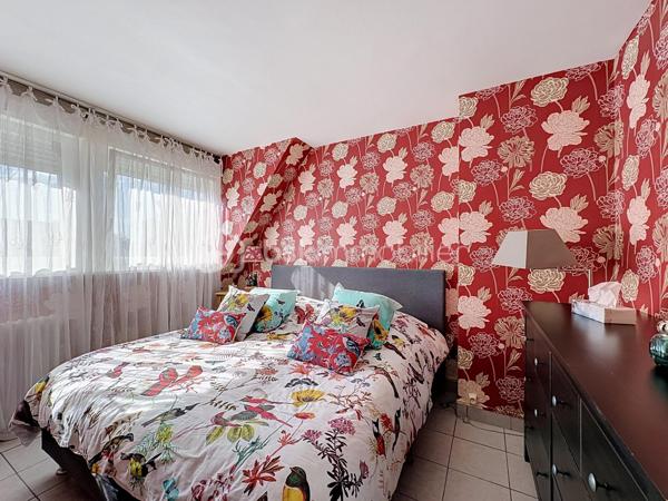 Découvrez cette agréable maison semi-mitoyenne située dans un secteur recherché de Tourcoing, offrant de beaux volumes et un fort potentiel pour toute la famille.

Dès l’entrée, vous serez séduit par sa luminosité et ses espaces de vie confortables. La maison dispose d’une cuisine entièrement équipée, ouverte sur un espace convivial, ainsi que d’un poêle à pellets apportant chaleur et économies d’énergie au quotidien.

Côté nuit, vous bénéficierez de 4 belles chambres ainsi que d’un espace supplémentaire dans les combles, idéal pour un bureau, une salle de jeux, une chambre d’appoint ou un espace de rangement.

À l’extérieur, profitez d’un jardin agréable pour les beaux jours ainsi que d’un garage offrant praticité et sécurité.

Atout rare : la maison est entièrement excavée, offrant un vaste sous-sol sain et de nombreuses possibilités de stockage, d’atelier ou d’aménagement.

Les points forts :

Maison semi-mitoyenne lumineuse
4 chambres
Espace dans les combles
Cuisine équipée
Poêle à pellets
Jardin
Garage
Sous-sol entièrement excavé
Beaux volumes et fort potentiel

Une maison idéale pour une famille à la recherche d’espace, de confort et de praticité à proximité des commodités.