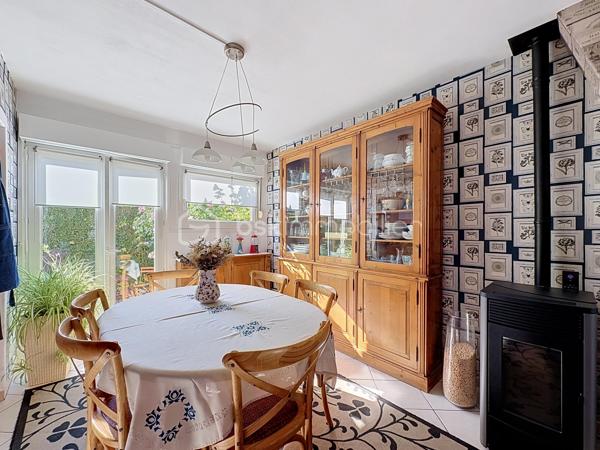 Découvrez cette agréable maison semi-mitoyenne située dans un secteur recherché de Tourcoing, offrant de beaux volumes et un fort potentiel pour toute la famille.

Dès l’entrée, vous serez séduit par sa luminosité et ses espaces de vie confortables. La maison dispose d’une cuisine entièrement équipée, ouverte sur un espace convivial, ainsi que d’un poêle à pellets apportant chaleur et économies d’énergie au quotidien.

Côté nuit, vous bénéficierez de 4 belles chambres ainsi que d’un espace supplémentaire dans les combles, idéal pour un bureau, une salle de jeux, une chambre d’appoint ou un espace de rangement.

À l’extérieur, profitez d’un jardin agréable pour les beaux jours ainsi que d’un garage offrant praticité et sécurité.

Atout rare : la maison est entièrement excavée, offrant un vaste sous-sol sain et de nombreuses possibilités de stockage, d’atelier ou d’aménagement.

Les points forts :

Maison semi-mitoyenne lumineuse
4 chambres
Espace dans les combles
Cuisine équipée
Poêle à pellets
Jardin
Garage
Sous-sol entièrement excavé
Beaux volumes et fort potentiel

Une maison idéale pour une famille à la recherche d’espace, de confort et de praticité à proximité des commodités.