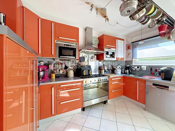 Découvrez cette agréable maison semi-mitoyenne située dans un secteur recherché de Tourcoing, offrant de beaux volumes et un fort potentiel pour toute la famille.

Dès l’entrée, vous serez séduit par sa luminosité et ses espaces de vie confortables. La maison dispose d’une cuisine entièrement équipée, ouverte sur un espace convivial, ainsi que d’un poêle à pellets apportant chaleur et économies d’énergie au quotidien.

Côté nuit, vous bénéficierez de 4 belles chambres ainsi que d’un espace supplémentaire dans les combles, idéal pour un bureau, une salle de jeux, une chambre d’appoint ou un espace de rangement.

À l’extérieur, profitez d’un jardin agréable pour les beaux jours ainsi que d’un garage offrant praticité et sécurité.

Atout rare : la maison est entièrement excavée, offrant un vaste sous-sol sain et de nombreuses possibilités de stockage, d’atelier ou d’aménagement.

Les points forts :

Maison semi-mitoyenne lumineuse
4 chambres
Espace dans les combles
Cuisine équipée
Poêle à pellets
Jardin
Garage
Sous-sol entièrement excavé
Beaux volumes et fort potentiel

Une maison idéale pour une famille à la recherche d’espace, de confort et de praticité à proximité des commodités.