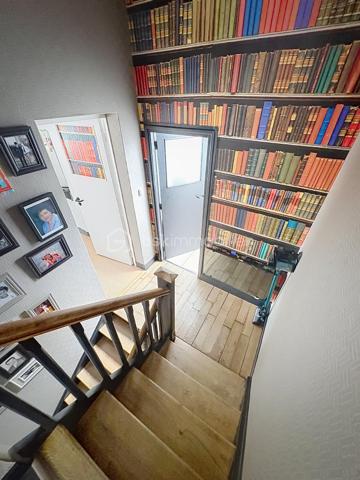 Découvrez cette agréable maison semi-mitoyenne située dans un secteur recherché de Tourcoing, offrant de beaux volumes et un fort potentiel pour toute la famille.

Dès l’entrée, vous serez séduit par sa luminosité et ses espaces de vie confortables. La maison dispose d’une cuisine entièrement équipée, ouverte sur un espace convivial, ainsi que d’un poêle à pellets apportant chaleur et économies d’énergie au quotidien.

Côté nuit, vous bénéficierez de 4 belles chambres ainsi que d’un espace supplémentaire dans les combles, idéal pour un bureau, une salle de jeux, une chambre d’appoint ou un espace de rangement.

À l’extérieur, profitez d’un jardin agréable pour les beaux jours ainsi que d’un garage offrant praticité et sécurité.

Atout rare : la maison est entièrement excavée, offrant un vaste sous-sol sain et de nombreuses possibilités de stockage, d’atelier ou d’aménagement.

Les points forts :

Maison semi-mitoyenne lumineuse
4 chambres
Espace dans les combles
Cuisine équipée
Poêle à pellets
Jardin
Garage
Sous-sol entièrement excavé
Beaux volumes et fort potentiel

Une maison idéale pour une famille à la recherche d’espace, de confort et de praticité à proximité des commodités.