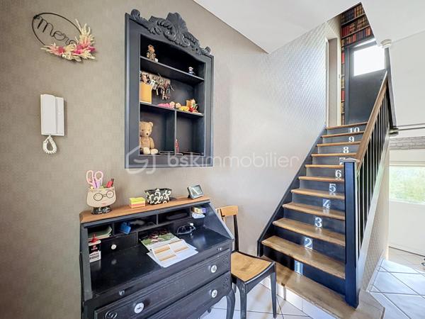 Découvrez cette agréable maison semi-mitoyenne située dans un secteur recherché de Tourcoing, offrant de beaux volumes et un fort potentiel pour toute la famille.

Dès l’entrée, vous serez séduit par sa luminosité et ses espaces de vie confortables. La maison dispose d’une cuisine entièrement équipée, ouverte sur un espace convivial, ainsi que d’un poêle à pellets apportant chaleur et économies d’énergie au quotidien.

Côté nuit, vous bénéficierez de 4 belles chambres ainsi que d’un espace supplémentaire dans les combles, idéal pour un bureau, une salle de jeux, une chambre d’appoint ou un espace de rangement.

À l’extérieur, profitez d’un jardin agréable pour les beaux jours ainsi que d’un garage offrant praticité et sécurité.

Atout rare : la maison est entièrement excavée, offrant un vaste sous-sol sain et de nombreuses possibilités de stockage, d’atelier ou d’aménagement.

Les points forts :

Maison semi-mitoyenne lumineuse
4 chambres
Espace dans les combles
Cuisine équipée
Poêle à pellets
Jardin
Garage
Sous-sol entièrement excavé
Beaux volumes et fort potentiel

Une maison idéale pour une famille à la recherche d’espace, de confort et de praticité à proximité des commodités.