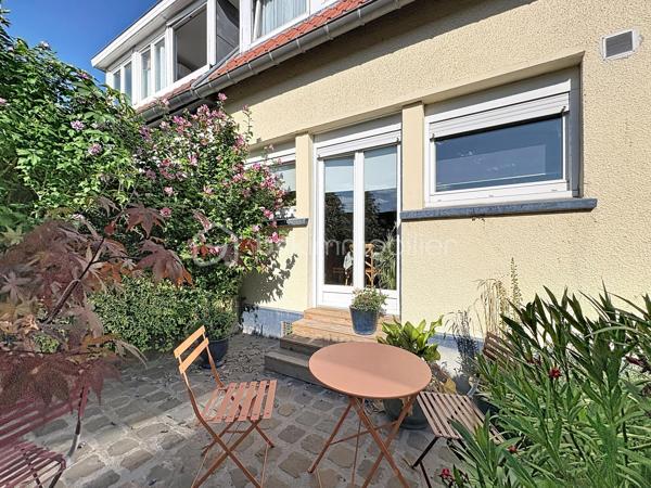 Découvrez cette agréable maison semi-mitoyenne située dans un secteur recherché de Tourcoing, offrant de beaux volumes et un fort potentiel pour toute la famille.

Dès l’entrée, vous serez séduit par sa luminosité et ses espaces de vie confortables. La maison dispose d’une cuisine entièrement équipée, ouverte sur un espace convivial, ainsi que d’un poêle à pellets apportant chaleur et économies d’énergie au quotidien.

Côté nuit, vous bénéficierez de 4 belles chambres ainsi que d’un espace supplémentaire dans les combles, idéal pour un bureau, une salle de jeux, une chambre d’appoint ou un espace de rangement.

À l’extérieur, profitez d’un jardin agréable pour les beaux jours ainsi que d’un garage offrant praticité et sécurité.

Atout rare : la maison est entièrement excavée, offrant un vaste sous-sol sain et de nombreuses possibilités de stockage, d’atelier ou d’aménagement.

Les points forts :

Maison semi-mitoyenne lumineuse
4 chambres
Espace dans les combles
Cuisine équipée
Poêle à pellets
Jardin
Garage
Sous-sol entièrement excavé
Beaux volumes et fort potentiel

Une maison idéale pour une famille à la recherche d’espace, de confort et de praticité à proximité des commodités.