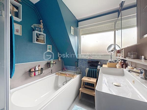 Découvrez cette agréable maison semi-mitoyenne située dans un secteur recherché de Tourcoing, offrant de beaux volumes et un fort potentiel pour toute la famille.

Dès l’entrée, vous serez séduit par sa luminosité et ses espaces de vie confortables. La maison dispose d’une cuisine entièrement équipée, ouverte sur un espace convivial, ainsi que d’un poêle à pellets apportant chaleur et économies d’énergie au quotidien.

Côté nuit, vous bénéficierez de 4 belles chambres ainsi que d’un espace supplémentaire dans les combles, idéal pour un bureau, une salle de jeux, une chambre d’appoint ou un espace de rangement.

À l’extérieur, profitez d’un jardin agréable pour les beaux jours ainsi que d’un garage offrant praticité et sécurité.

Atout rare : la maison est entièrement excavée, offrant un vaste sous-sol sain et de nombreuses possibilités de stockage, d’atelier ou d’aménagement.

Les points forts :

Maison semi-mitoyenne lumineuse
4 chambres
Espace dans les combles
Cuisine équipée
Poêle à pellets
Jardin
Garage
Sous-sol entièrement excavé
Beaux volumes et fort potentiel

Une maison idéale pour une famille à la recherche d’espace, de confort et de praticité à proximité des commodités.