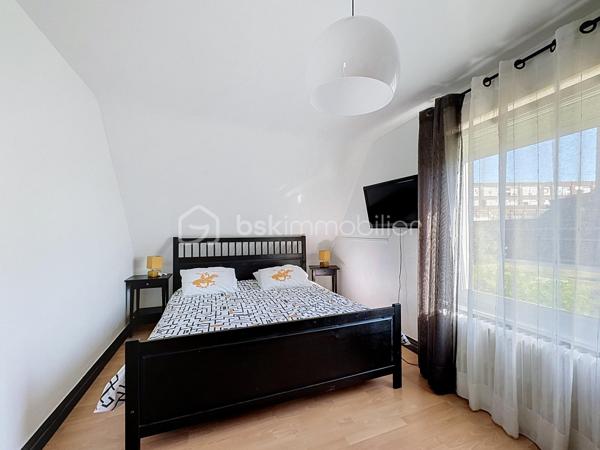 Découvrez cette agréable maison semi-mitoyenne située dans un secteur recherché de Tourcoing, offrant de beaux volumes et un fort potentiel pour toute la famille.

Dès l’entrée, vous serez séduit par sa luminosité et ses espaces de vie confortables. La maison dispose d’une cuisine entièrement équipée, ouverte sur un espace convivial, ainsi que d’un poêle à pellets apportant chaleur et économies d’énergie au quotidien.

Côté nuit, vous bénéficierez de 4 belles chambres ainsi que d’un espace supplémentaire dans les combles, idéal pour un bureau, une salle de jeux, une chambre d’appoint ou un espace de rangement.

À l’extérieur, profitez d’un jardin agréable pour les beaux jours ainsi que d’un garage offrant praticité et sécurité.

Atout rare : la maison est entièrement excavée, offrant un vaste sous-sol sain et de nombreuses possibilités de stockage, d’atelier ou d’aménagement.

Les points forts :

Maison semi-mitoyenne lumineuse
4 chambres
Espace dans les combles
Cuisine équipée
Poêle à pellets
Jardin
Garage
Sous-sol entièrement excavé
Beaux volumes et fort potentiel

Une maison idéale pour une famille à la recherche d’espace, de confort et de praticité à proximité des commodités.