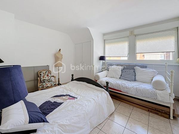 Découvrez cette agréable maison semi-mitoyenne située dans un secteur recherché de Tourcoing, offrant de beaux volumes et un fort potentiel pour toute la famille.

Dès l’entrée, vous serez séduit par sa luminosité et ses espaces de vie confortables. La maison dispose d’une cuisine entièrement équipée, ouverte sur un espace convivial, ainsi que d’un poêle à pellets apportant chaleur et économies d’énergie au quotidien.

Côté nuit, vous bénéficierez de 4 belles chambres ainsi que d’un espace supplémentaire dans les combles, idéal pour un bureau, une salle de jeux, une chambre d’appoint ou un espace de rangement.

À l’extérieur, profitez d’un jardin agréable pour les beaux jours ainsi que d’un garage offrant praticité et sécurité.

Atout rare : la maison est entièrement excavée, offrant un vaste sous-sol sain et de nombreuses possibilités de stockage, d’atelier ou d’aménagement.

Les points forts :

Maison semi-mitoyenne lumineuse
4 chambres
Espace dans les combles
Cuisine équipée
Poêle à pellets
Jardin
Garage
Sous-sol entièrement excavé
Beaux volumes et fort potentiel

Une maison idéale pour une famille à la recherche d’espace, de confort et de praticité à proximité des commodités.