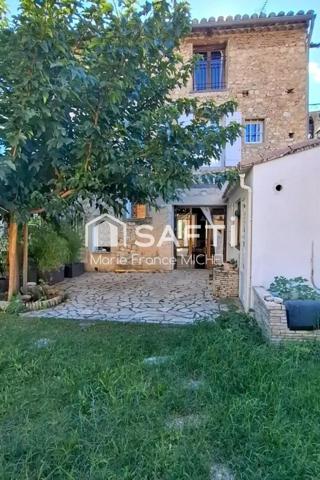 Au cœur de Pernes-les-Fontaines, charmante maison en pierre de 170 m² offrant authenticité . Jardin intime, grand garage, beaux volumes. À deux pas des commerces, écoles et commodités du village. Une rare opportunité pour vivre dans un cadre paisible, tout en restant proche de tout.