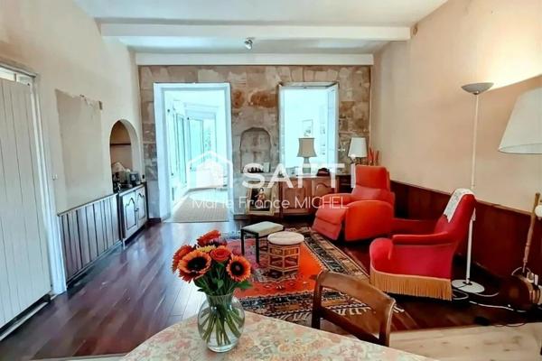 Au cœur de Pernes-les-Fontaines, charmante maison en pierre de 170 m² offrant authenticité . Jardin intime, grand garage, beaux volumes. À deux pas des commerces, écoles et commodités du village. Une rare opportunité pour vivre dans un cadre paisible, tout en restant proche de tout.