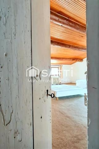 Au cœur de Pernes-les-Fontaines, charmante maison en pierre de 170 m² offrant authenticité . Jardin intime, grand garage, beaux volumes. À deux pas des commerces, écoles et commodités du village. Une rare opportunité pour vivre dans un cadre paisible, tout en restant proche de tout.