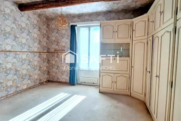 Au cœur de Pernes-les-Fontaines, charmante maison en pierre de 170 m² offrant authenticité . Jardin intime, grand garage, beaux volumes. À deux pas des commerces, écoles et commodités du village. Une rare opportunité pour vivre dans un cadre paisible, tout en restant proche de tout.